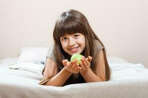 pequeño niña comiendo manzana foto