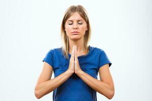 mujer joven meditando foto