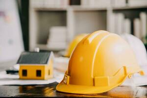 arquitecto hombre trabajando con ordenador portátil y planos, ingeniero inspección en lugar de trabajo para arquitectónico plan, bosquejo un construcción proyecto ,selectivo foco,negocio concepto Clásico color foto