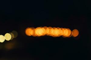 bokeh de naranja linternas a noche foto