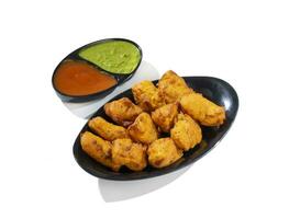 indio tradicional Queso indio pakora o pakoda meriendas en blanco antecedentes foto