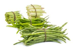 verde frijoles con otros vegetales en blanco antecedentes foto