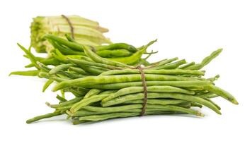 verde frijoles con otros vegetales en blanco antecedentes foto