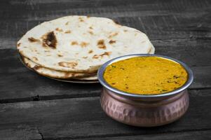 indio vegetariano cocina dal makhani en Clásico de madera antecedentes foto