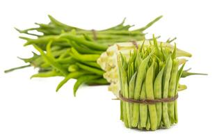 guar o racimo frijol con otros vegetales en blanco antecedentes foto