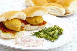 indio famoso calle comida vada pav es un vegetariano rápido comida plato desde Maharashtra foto