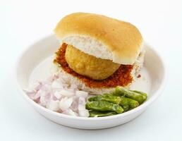 indio famoso calle comida vada pav es un vegetariano rápido comida plato desde Maharashtra foto