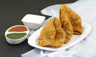 indio calle comida samosa o Samosas es un crujiente y picante triángulo forma bocadillo foto