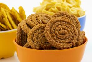 indio tradicional bocadillo chakli con condimento khari Papdi o Besan Papdi en blanco antecedentes foto