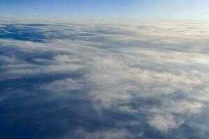 un aéreo ver de nubes y azul cielo foto