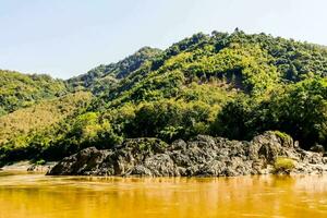 un marrón río con colinas en el antecedentes foto