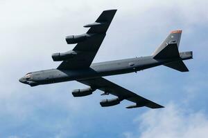 nosotros aire fuerza boeing b-52 estratofortaleza estratégico bombardeo avión a aire base. militar aeronave. aviación industria. mosca y volador. foto