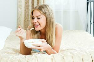 hermosa mujer teniendo sano desayuno foto