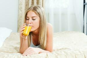 mujer Bebiendo Fresco naranja jugo foto