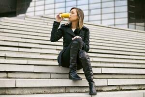 mujer de negocios disfruta descansando y Bebiendo café. foto