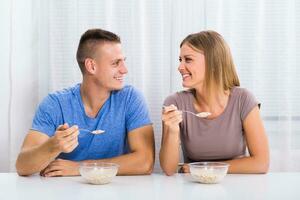 joven contento Pareja disfruta teniendo desayuno juntos. foto