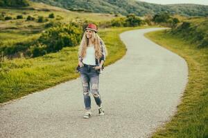 hermosa joven mujer disfruta caminando a el país carretera.tonificada imagen. foto