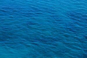 el azul mar es visto desde encima foto