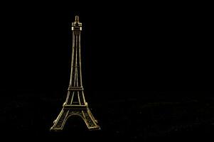 un oro eiffel torre en un negro antecedentes foto