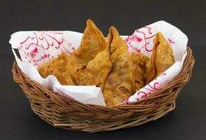 indio calle comida samosa o Samosas es un crujiente y picante triángulo forma bocadillo foto