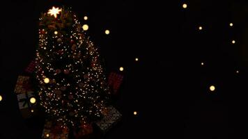 3d obra de arte ,Navidad árbol decoración con luz, vaso pelota y rojo adornos en antecedentes bokeh de lado parpadeando ligero bombillas guirnaldas para familia invierno día festivo. 8k resolución foto