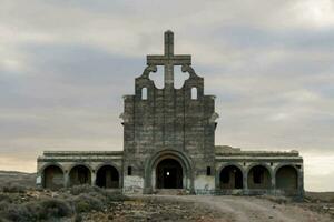 un abandonado Iglesia en el medio de en ningún lugar foto