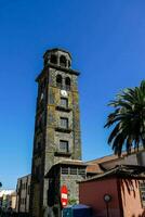 un reloj torre en el centrar de un pueblo foto