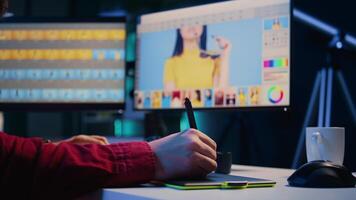 foto editor bewerken afbeeldingen, aan het doen kleur correctie in post productie bedrijf gebruik makend van grafisch tablet. fotograaf vaststelling overbelicht afbeeldingen met stylus Aan touch screen apparaat, dichtbij omhoog schot video