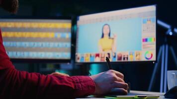 deskundige foto editor zoomen in Aan afbeeldingen en vaststelling defect vlekken gebruik makend van grafisch tablet in huis studio, dichtbij omhoog. professioneel fotograaf vakkundig verfijning afbeeldingen met stylus Aan touch screen apparaat video