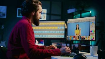 fotógrafo usando foto edição Programas em pc exibição dentro multimídia criativo estúdio, fazer ajustamento em gráfico tábua. trabalhador autonomo usando retocada programa em tela sensível ao toque dispositivo, panning tiro video