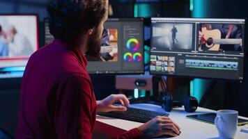 vídeo editor selecionando chave quadros para usar enquanto fazendo vídeo montagem, usando especializado Programas formulários. trabalhador autonomo usando edição Ferramentas em computador para cortar filme projeto cenas dentro escritório video