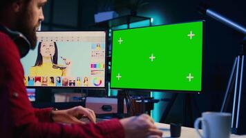 trabalhador autonomo trabalhando em verde tela pc em digital portfólio exibindo sessão de fotos editado imagens. foto editor selecionando melhor fotografias usando retocada Programas interface em brincar monitor video
