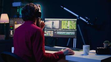 video editor gebruik makend van bewerken software naar upgrade beeldmateriaal schot, in opdracht door productie teams uitbesteding taken. freelancer videograaf afwerking project in appartement studio