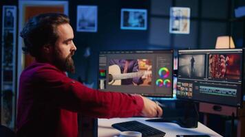 vídeo editor trabajando para independiente producción empresa comprobación alambiques en cámara galería antes de ingresando música, diálogos, gráficos y efectos terminado crudo imágenes, edición clips para final proyecto video