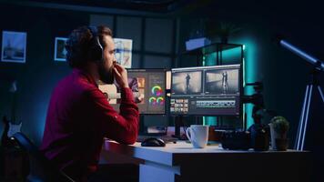vídeo editor acrescenta som efeitos para filmado imagens de vídeo, trabalhando dentro postar Produção escritório estúdio, panning tomada. cinegrafista usando fones de ouvido para teste e melhorar audio qualidade usando edição Ferramentas video