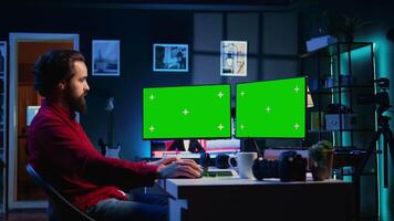 trabalhador autonomo trabalhando em brincar multi monitores configuração para digital portfólio exibindo editado imagens. foto editor selecionando melhor fotografias usando retocada Programas interface em croma chave tela video