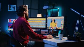 fotógrafo llegando a trabajar, comenzando cambio por utilizando imagen edición software en ordenador personal monitor en multimedia creativo estudio. foto editor Bebiendo café y utilizando fotografias retocar programa