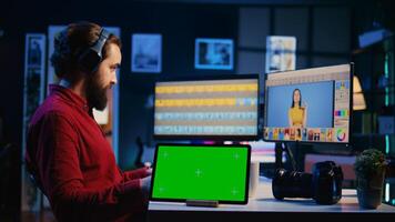 verde pantalla tableta en escritorio en fotografía estudio siguiente a foto editor color de corrección imágenes en retocar software. fotógrafo seleccionando mejor imágenes para editorial contenido siguiente a Bosquejo dispositivo
