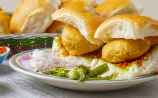 indio famoso calle comida vada pav es un vegetariano rápido comida plato desde Maharashtra foto