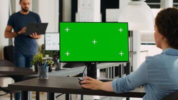 puesta en marcha gerente utilizando pantalla verde monitor en computadora a puesto de trabajo, comprobación moderno red con aislado copyspace modelo. mujer de negocios trabajando con Bosquejo chromakey pantalla. foto