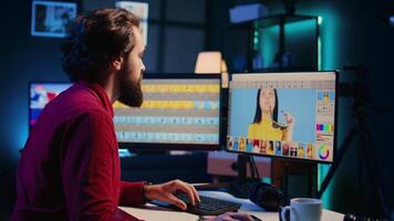 fotógrafo sentindo-me cansado a partir de usando foto edição Programas em pc mostrar, bebendo copo do café. trabalhador autonomo desfrutando quente bebida enquanto usando fotografias retocada programa video