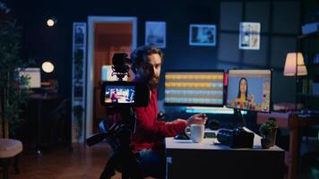 fotograaf gebruik makend van professioneel camera naar Vermelding uitleggen eenvoudig fotografie bewerken technieken voor beginners, verkoop online Cursus. deskundige foto editor filmen afbeelding aanpassen zelfstudie video