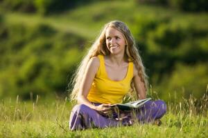 mujer leyendo libro en naturaleza foto