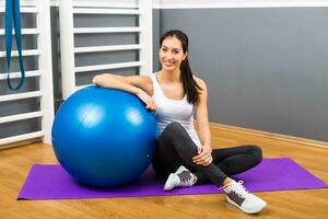 retrato de hermosa aptitud mujer con pilates pelota. foto