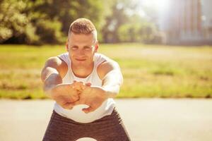 joven hombre hacer ejercicio exterior. foto