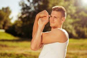 joven hombre hacer ejercicio exterior. foto