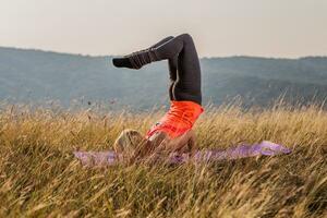 hermosa mujer haciendo yoga en el naturaleza foto