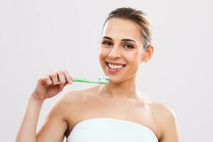 mujer lavándose los dientes foto