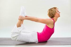 mujer hacer ejercicio yoga interior foto