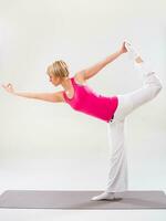 mujer hacer ejercicio yoga interior foto